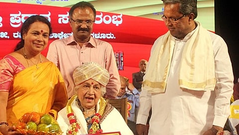 ಸಾಹುಕಾರ್  ಜಾನಕಿ ಅವರಿಗೆ ಸಿಎಂ ಸಿದ್ದರಾಮಯ್ಯ ಅವರಿಂದ  ರಾಜ್ಯೋತ್ಸವ ಪ್ರಶಸ್ತಿ ಪ್ರದಾನ