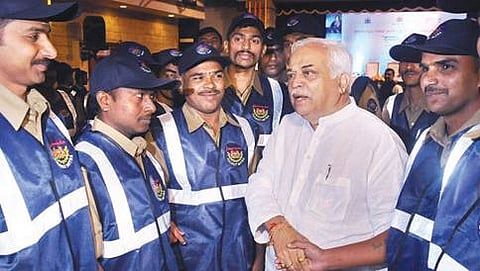 ಪ್ರವಾಸಿ ಮಿತ್ರ ಯೋಜನೆಗೆ ಚಾಲನೆ ನೀಡಿದ ಸಚಿವ ಆರ್ ವಿ ದೇಶಪಾಂಡೆ ಅವರು ತರಬೇತಿ ಪಡೆದು, ಪ್ರವಾಸಿ ತಾಣಗಳಲ್ಲಿ ಕರ್ತವ್ಯಕ್ಕೆ ಸಜ್ಜಾಗಿರುವ ಹೋಂ ಗಾರ್ಡ್ ಗಳ ಜತೆ ಕುಶಲೋಪರಿ ನಡೆಸಿದರು