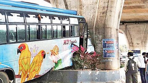 ಬೆಂಗಳೂರಿನ ಏರ್‍ಪೋರ್ಟ್ ರಸ್ತೆ ಅಳ್ಳಾಳಸಂದ್ರ ಜಂಕ್ಷನ್ ಬಳಿ ಮೇಲ್ಸೆತುವೆ ಪಿಲ್ಲರ್‍ಗೆ ಡಿಕ್ಕಿ ಹೊಡೆದ ಖಾಸಗಿ ಬಸ್