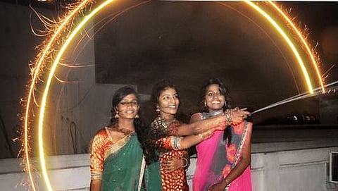 ಪಟಾಕಿ ಹೊಡೆಯುವಾಗ ಜಾಗ್ರತೆ ಇರಲಿ