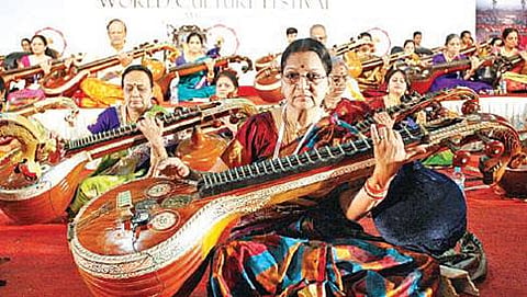ಆರ್ಟ್ ಆಫ್ ಲಿವಿಂಗ್‍ನ ಒಂದೇ ವೇದಿಕೆಯಲ್ಲಿ 70 ವೀಣೆಗಳ ಮಿಲನದ ದೃಶ್ಯ.
