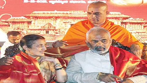 ಬೆಂಗಳೂರಿನ ಸೆಂಟ್ರಲ್ ಕಾಲೇಜಿನ ಜ್ಞಾನಜ್ಯೋತಿ ಸಭಾಂಗಣದಲ್ಲಿ ಮಂಗಳವಾರ ಆಯೋಜಿಸಿದ್ದ ಕಾರ್ಯಕ್ರಮದಲ್ಲಿ ಪಶುಸಂಗೋಪನಾ ಸಚಿವ ಎ. ಮಂಜು ದಂಪತಿಯನ್ನು ಆದಿಚುಂಚನಗಿರಿ ಮಠದ ನಿರ್ಮಲನಾಂದನಾಥ