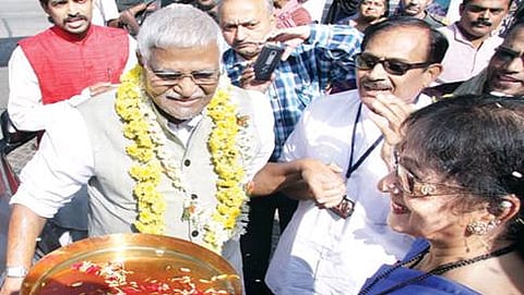 `ಬನ್ನಂಜೆ 80ರ ಸಂಭ್ರಮ'ಕ್ಕೆ ಆಗಮಿಸುತ್ತಿರುವ ವಿದ್ವಾಂಸ ಬನ್ನಂಜೆ ಗೋವಿಂದಾಚಾರ್ಯ ಅವರನ್ನು ಆರತಿ ಬೆಳಗುವ ಮೂಲಕ ಸ್ವಾಗತಿಸಲಾಯಿತು. ಹಿರಿಯ ನಟಿ ಭಾರತಿ ವಿಷ್ಣುವರ್ಧನ್ ಉಪಸ್ಥಿತರಿದ್