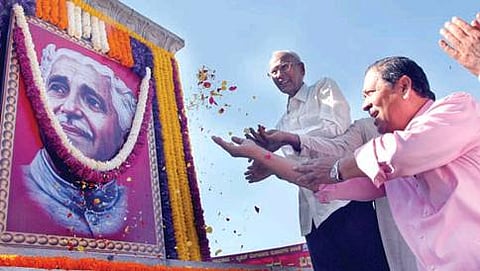 ನಗರದ ಫ್ರೀಡಂ ಪಾರ್ಕಿನಲ್ಲಿ ವಿಶ್ವಮಾನವ ದಿನಾಚರಣೆ ಅಂಗವಾಗಿ ನಿವೃತ್ತ ಲೋಕಾಯುಕ್ತ ನ್ಯಾ.ಎನ್. ಸಂತೋಷ ಹೆಗ್ಡೆ ಹಾಗೂ ಸಾಹಿತಿ ಟಿ.ವಿ. ವೆಂಕಟಾಚಲಶಾಸ್ತ್ರಿ ಅವರು ಕುವೆಂಪು ಪ್ರತಿಮೆಗೆ