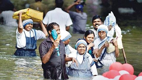 ಚೆನ್ನೈನಲ್ಲಿ ಶುಕ್ರವಾರ ಬೆಳಿಗ್ಗೆ ಮಳೆ ಕೊಂಚ ಬಿಡುವು ಕೊಟ್ಟಿದ್ದರಿಂದ ಸುರಕ್ಷಿತ ಸ್ಥಳಗಳಿಗೆ ತೆರಳುತ್ತಿರುವ ಕ್ರೈಸ್ತ ಭಗಿನಿಯರು
