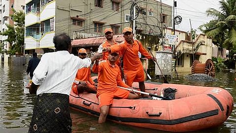 ಸಂತ್ರಸ್ತರಿಗೆ ನೆರವು ನೀಡುತ್ತಿರುವ ಸ್ವಯಂ ಸೇವಾ ಕಾರ್ಯಕರ್ತರು
