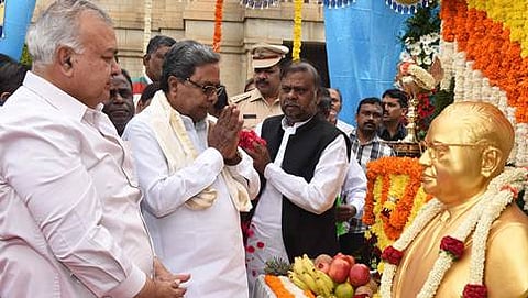 ಸಂವಿಧಾನ ಶಿಲ್ಪಿ ಡಾ.ಬಿ.ಆರ್.ಅಂಬೇಡ್ಕರ್ ಅವರಿಗೆ ನಮನ ಸಲ್ಲಿಸುತ್ತಿರುವ ಮುಖ್ಯಮಂತ್ರಿ ಸಿದ್ದರಾಮಯ್ಯ