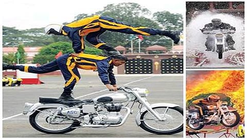 ಬೆಂಗಳೂರಿನ ಎಎಸ್‍ಸಿ (ಆರ್ಮಿ ಸರ್ವಿಸ್ ಕಾರ್ಪ್) ಮೈದಾನದಲ್ಲಿ ಮಂಗಳವಾರ ನಡೆದ 10ನೇ ಆರ್ಮಿ ಸರ್ವಿಸ್ ಕಾರ್ಪ್ ವಾರ್ಷಿಕೋತ್ಸವದಲ್ಲಿ ಸೇನೆಯು ಪ್ರದರ್ಶಿಸಿದ ಮೋಟಾರ್ ಸೈಕಲ್ ಸಾಹಸ ದೃಶ್