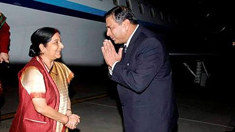 ಇಸ್ಲಾಮಾಬಾದ್ ಗೆ ಬಂದಿಳಿದ ಸುಷ್ಮಾ ಸ್ವರಾಜ್ ಅವರಿಗೆ ಸ್ವಾಗತ ಕೋರುತ್ತಿರುವುದು...