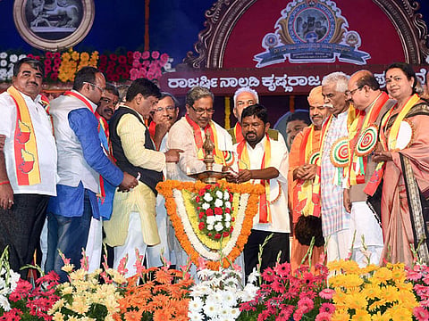 ತ್ಯಾಗ ಅಹಿಂಸೆಯನ್ನು ಮನುಕುಲಕ್ಕೆ ಸಾರಿದ ಗೊಮ್ಮಟ ನಗರಿ ಶ್ರವಣಬೆಳಗೊಳದಲ್ಲಿ 81ನೇ ಅಖಿಲ ಭಾರತ ಕನ್ನಡ ಸಾಹಿತ್ಯ ಸಮ್ಮೇಳನಕ್ಕೆ ಮುಖ್ಯಮಂತ್ರಿ ಸಿದ್ದರಾಮಯ್ಯ ಅವರು ಚಾಲನೆ ನೀಡಿದರು. ಕಾರ್ಯಕ್ರಮದಲ್ಲಿ ಸಮ್ಮೇಳನಾಧ್ಯಕ್ಷ ಡಾ.ಸಿದ್ದಲಿಂಗಯ್ಯ ಮತ್ತು ಸಾಹಿತ್ಯ ಪರಿಷತ್ತಿನ ಅಧ್ಯಕ್ಷ ಡಾ. ಪುಂಡಲೀಕ ಹಾಲಂಬಿ ಸೇರಿದಂತೆ 