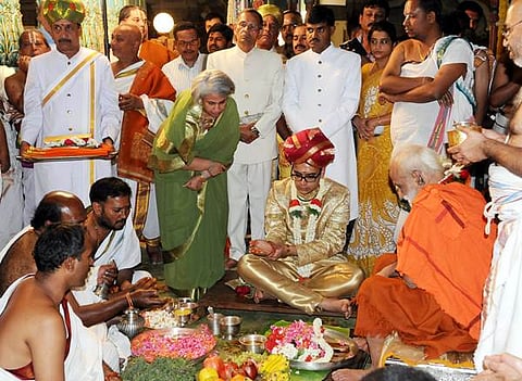 ಮೈಸೂರು ಅರಮನೆಯಲ್ಲಿ ಮಹಾರಾಣಿ ಪ್ರಮೋದಾದೇವಿಯವರು ಯದುವಂಶದ ಉತ್ತರಾಧಿಕಾರಿಯಾಗಿ ಯದುವೀರ್ ಗೋಪಾಲ್ ರಾಜ್ ಅರಸ್ ಅವರನ್ನು ದತ್ತು ಸ್ವೀಕಾರ ಮಾಡಿದರು. ಈ ಐತಿಹಾಸಿಕ ಸಮಾರಂಭದ ಚಿತ್ರಗಳು ಮುಂದಿವೆ.