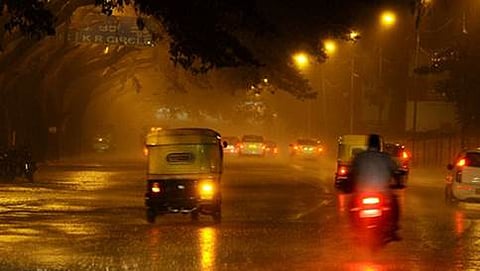 ಸಿಲಿಕಾನ್ ಸಿಟಿ ತಂಪೆರೆದ ವರುಣಮಳೆಯ ಮುನ್ಸೂಚನೆ ಎಂಬಂತೆ ಬೆಂಗಳೂರಿನಲ್ಲಿ ವರುಣಾ ಆಟ ಸುರುವಾಗಿದ್ದು, ಬೆಂಗಳೂರಿನಲ್ಲಿ ಭಾನುವಾರ ಸಂಜೆ ತುಂತುರು ಮಳೆಯಾಗಿದೆ.