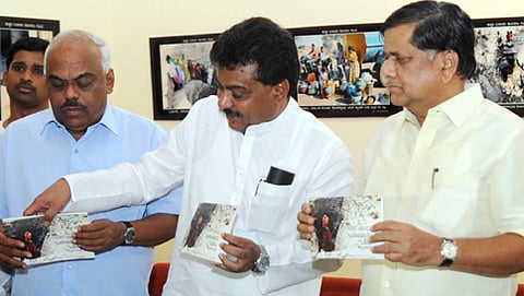 `ಬರಿದಾಯಿತು ಬಯಲುಸೀಮೆ ಒಡಲು' ಛಾಯಾ  ಚಿತ್ರ ಪ್ರದರ್ಶನ ಸಮಾರೋಪ  ಸಮಾರಂಭದಲ್ಲಿ ಶಾಸಕ ರಮೇಶ್ ಕುಮಾರ್