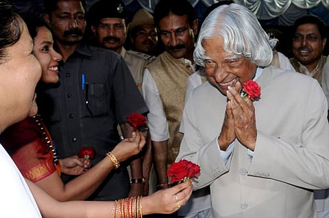 ಬೆಂಗಳೂರಿನ ವಿಜಯಾ ಕಾಲೇಜಿನ ರಜತ ಮಹೋತ್ಸವ ಕಾರ್ಯಕ್ರಮಕ್ಕೆ ಆಗಮಿಸಿದ್ದ ಮಾಜಿ ರಾಷ್ಟ್ರಪತಿ ಡಾ.ಎ.ಪಿ.ಜೆ ಅಬ್ದುಲ್ ಕಲಾಂ ಅವರನ್ನು ಸ್ವಾಗತಿಸಿದ್ದು ಹೀಗೆ... (ಚಿತ್ರ- ನಾಗರಾಜ ಗಡೇಕಲ್)