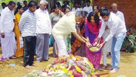 ಡಿ.ಕೆ.ರವಿ ಅವರ ಅಂತ್ಯಕ್ರಿಯೆಯ ಮೂರನೇ ದಿನದ ವಿಧಿವಿಧಾನ