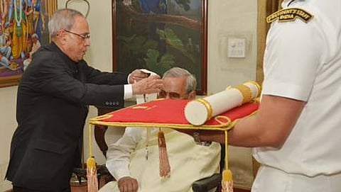 ಅಟಲ್ ಬಿಹಾರಿ ವಾಜಪೇಯಿ ಅವರಿಗೆ ಪ್ರಶಸ್ತಿ ಪ್ರದಾನ ಮಾಡುತ್ತಿರುವ ರಾಷ್ಟ್ರಪತಿ ಪ್ರಣಬ್ ಮುಖರ್ಜಿ