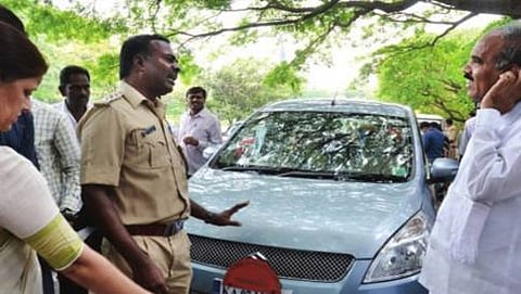 ಶಬ್ಧ, ವಾಯು ಮಾಲಿನ್ಯ  ತಪಾಸಣೆ ನಡೆಸುತ್ತಿರುವ ಸಾರಿಗೆ ಇಲಾಖೆ ಸಿಬ್ಬಂದಿ
