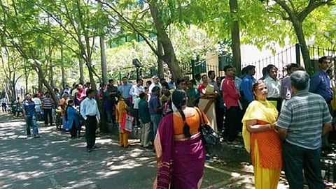 ವೀಸಾ ವಿಸ್ತರಿಸಲು ಸಾಲುಗಟ್ಟಿ ನಿಂತಿರುವ ಜನತೆ