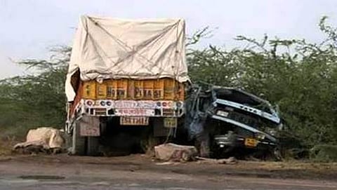 ವ್ಯಾನ್ ಟ್ರಕ್ ಡಿಕ್ಕಿ(ಸಾಂದರ್ಭಿಕ ಚಿತ್ರ)