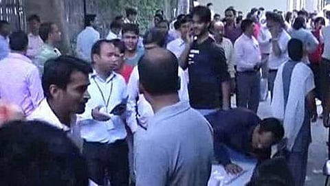 ಆತಂಕಗೊಂಡು ಕಟ್ಟಡದಿಂದ ಹೊರಬಂದ ಜನತೆ