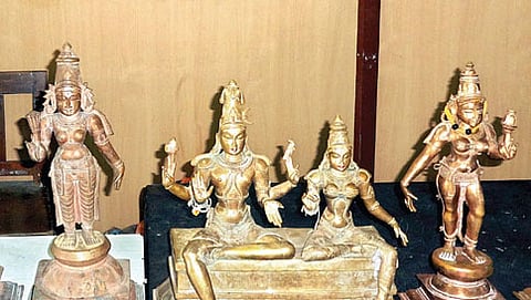 ಪೊಲೀಸರು ವಶಪಡಿಸಿಕೊಂಡಿರುವ ದೇವರ ವಿಗ್ರಹಗಳು