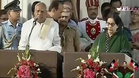 ಜಯಲಲಿತಾ ಅವರಿಗೆ ಪ್ರತಿಜ್ಞಾ ವಿಧಿ ಬೋಧಿಸಿದ ರಾಜ್ಯಪಾಲ ಕೆ.ರೋಸಯ್ಯ