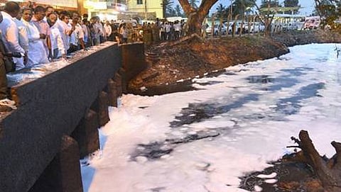 ಮುಖ್ಯಮಂತ್ರಿ ಸಿದ್ಧರಾಮಯ್ಯ ಶನಿವಾರ ಸಚಿವರು ಹಾಗೂ ಅಧಿಕಾರಿಗಳೊಂದಿಗೆ ವರ್ತೂರು ಕೆರೆಗೆ ಭೇಟಿ ನೀಡಿ ಪರಿಶೀಲಿಸಿದರು.