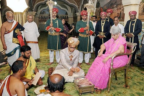 ಪ್ರಜಾಪ್ರಭುತ್ವದ ನಡುವೆ ರಾಜನ ಪಟ್ಟಾಭಿಷೇಕದ ಸಂಭ್ರಮ. ಹೌದು, ಮೈಸೂರಿನಲ್ಲಿ ಇಂದು ಯದುವೀರ ಕೃಷ್ಣದತ್ತ ಚಾಮರಾಜ ಒಡೆಯರ್ ಅವರಿಗೆ ಪಟ್ಟಾಭಿಷೇಕ. ಇದರ ಪೂರ್ವಭಾವಿಯಾಗಿ ಬುಧವಾರ ಯದುವೀರ ಅವರು ತಾಯಿ ಪ್ರಮೋದಾದೇವಿ ಅವರ ಪಾದಪೂಜೆ ಮಾಡಿದರು.