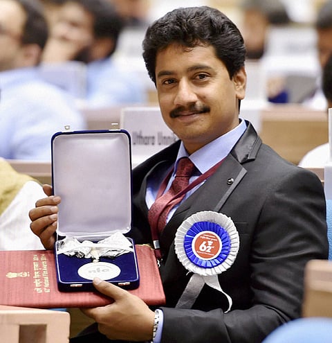 62ನೇ ರಾಷ್ಟ್ರೀಯ ಚಲನಚಿತ್ರೋತ್ಸವ ಪ್ರಶಸ್ತಿ ಪ್ರದಾನ ಸಮಾರಂಭ62ನೇ ರಾಷ್ಟ್ರೀಯ ಚಲನಚಿತ್ರೋತ್ಸವ ಪ್ರಶಸ್ತಿ ಪ್ರದಾನ ಸಮಾರಂಭ ಮೇ. 3ರಂದು ಸಂಜೆ ನವದೆಹಲಿಯ ವಿಗ್ಯಾನ್ ಭವನದಲ್ಲಿ ನಡೆಯಿತು. ಪ್ರಶಸ್ತಿ ಪುರಸ್ಕೃತರಿಗೆ ರಾಷ್ಟ್ರಪತಿ ಪ್ರಣಬ್ ಮುಖರ್ಜಿ ಪ್ರಶಸ್ತಿ ನೀಡಿ ಗೌರವಿಸಿದರು. ಪ್ರಸ್ತುತ ಸಮಾರಂಭದ ಹೆ