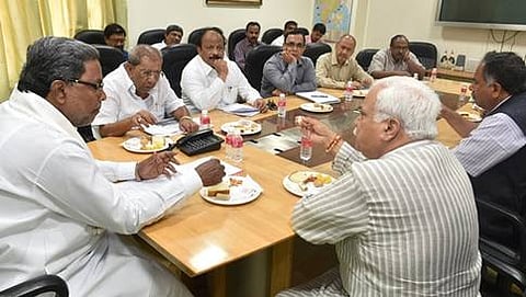 ಮುಖ್ಯಮಂತ್ರಿ ಸಿದ್ದರಾಮಯ್ಯ ಅವರ ಅಧ್ಯಕ್ಷತೆಯಲ್ಲಿ ಗೃಹ ಕಚೇರಿ ಕೃಷ್ಣಾದಲ್ಲಿ ಗುರುವಾರ ನಡೆದ ಸಭೆಯಲ್ಲಿ ರೋಷನ್ ಬೇಗ್, ಶಾಮನೂರು ಶಿವಶಂಕರಪ್ಪ, ಆರ್.ವಿ.ದೇಶಪಾಂಡೆ ಹಾಜರಿದ್ದರು.