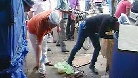 ತ್ಯಾಜ್ಯ ಸಮಸ್ಯೆ: ದೆಹಲಿ ಕಸಗುಡಿಸಲು ಪೊರಕೆ ಹಿಡಿದ ಆಪ್, ಬಿಜೆಪಿ