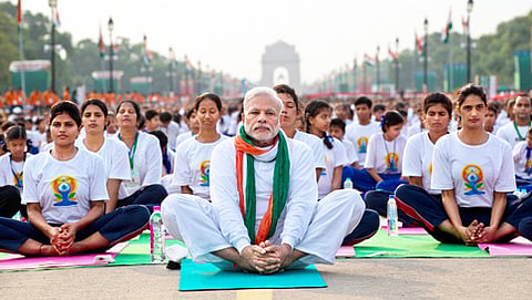 ರಾಜಪಥದಲ್ಲಿ ಯೋಗಪಟುಗಳೊಂದಿಗೆ ಯೋಗಾಭ್ಯಾಸ ಮಾಡಿದ ಪ್ರಧಾನಿ ಮೋದಿ