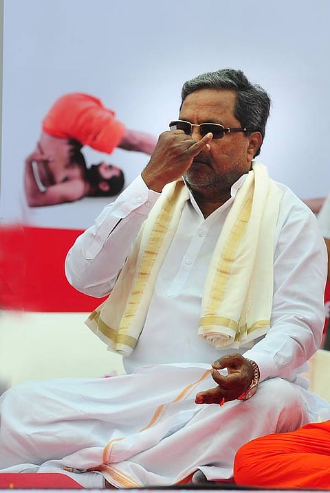ಅಂತಾರಾಷ್ಟ್ರೀಯ ಯೋಗ ದಿನಾಚರಣೆ ಅಂಗವಾಗಿ ಇಂದು ನಗರದ ವಿವಿದೆಡೆ ಯೋಗ ಕಾರ್ಯಕ್ರಮಗಳು ನಡೆದವು. ವಿಧಾನಸೌಧದ ಎದುರು ಸಿಎಂ ಸಿದ್ದರಾಮಯ್ಯ ಸೇರಿದಂತೆ ಹಲವು ಸಚಿವರು ಯೋಗ ಮಾಡಿದ್ದರು. ಇನ್ನುಳಿದಂತೆ ನಗರದ ಕಂಠೀರವ ಸ್ಟೇಡಿಯಂನಲ್ಲಿ ನಡೆದ ಯೋಗ ಕಾರ್ಯಕ್ರಮದಲ್ಲಿ ಬಾಲಿವುಡ್ ನಟಿ ಶಿಲ್ಪಾ ಶೆಟ್ಟಿ, ಶ್ವಾಸ ಗುರು ವಚನಾನಂ