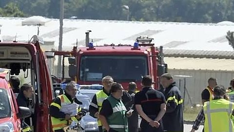 ಅಮೆರಿಕನ್ ಗ್ರೂಪ್‍ನ ಗ್ಯಾಸ್ ಫ್ಯಾಕ್ಟರಿ ಮುಂದೆ ನೆರೆದಿರುವ ಪೊಲೀಸರು