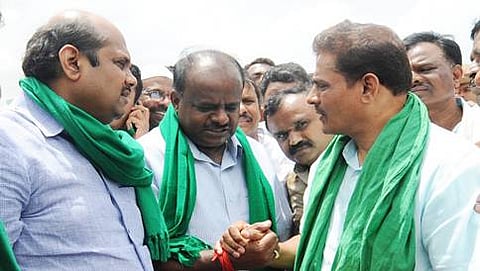 ಎಚ್ ಡಿ ಕುಮಾರಸ್ವಾಮಿ, ಕೋಡಿಹಳ್ಳಿ ಚಂದ್ರಶೇಖರ್ ಮತ್ತಿತರರು.
