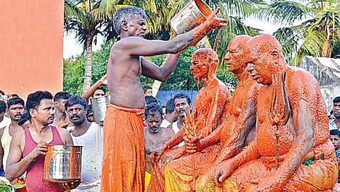 ದೇವಾಲಯದ ಧರ್ಮದರ್ಶಿಗಳಿಗೆ ಮೆಣಸಿನಕಾಯಿ ಅಭಿಷೇಕ