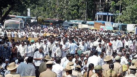 ಬಿಲ್ಡರ್‍ನಿಂದ ಅಧಿಕಾರಿಗೆ ಬೆದರಿಕೆ: ಇಂದು ಬಂದ್ (ಸಾಂದರ್ಭಿಕ ಚಿತ್ರ)