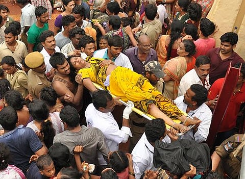ದಕ್ಷಿಣದ ಕುಂಭಮೇಳ ಎಂದು ಕರೆಸಿಕೊಳ್ಳುವ ಗೋದಾವರಿ ಪುಷ್ಕರ ಮೇಳದಲ್ಲಿ ಉಂಟಾದ ನೂಕು ನುಗ್ಗಾಲಾಟ ಮತ್ತು ಕಾಲ್ತುಳಿತದ ಚಿತ್ರಗಳು. ಈ ಘಟನೆಯಲ್ಲಿ 22 ಜನರು ಮೃತಪಟ್ಟಿದ್ದು, 20ಕ್ಕೂ ಹೆಚ್ಚು ಜನರು ಗಾಯಗೊಂಡಿದ್ದಾರೆ.