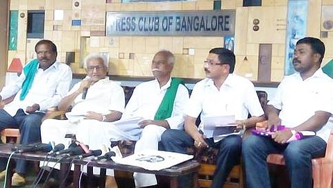ಪತ್ರಿಕಾಗೋಷ್ಠಿ ನಡೆಸಿದ ಕರ್ನಾಟಕ ಪ್ರದೇಶ ಕಬ್ಬು ಬೆಳಗಾರರ ಸಂಘದ ಮುಖಂಡರು.