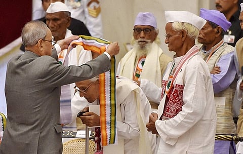 ಕ್ವಿಟ್ ಇಂಡಿಯಾ ಚಳವಳಿಗೆ 73 ವರ್ಷ ತುಂಬಿದ ಹಿನ್ನೆಲೆಯಲ್ಲಿ ಭಾನುವಾರ ರಾಷ್ಟ್ರಪತಿ ಭವನದಲ್ಲಿ ಸ್ವಾತಂತ್ರ್ಯ ಯೋಧರನ್ನು ಸನ್ಮಾನಿಸಲಾಯಿತು. 
