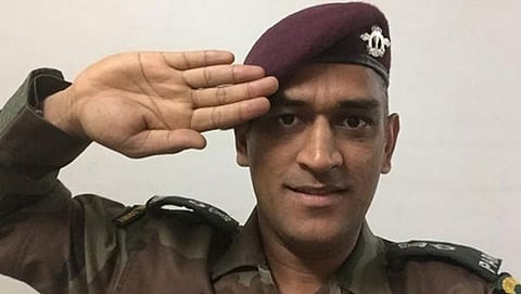 ಯೋಧರ ಸಮವಸ್ತ್ರ ಧರಿಸಿ ಸೆಲ್ಫಿ ತೆಗೆದುಕೊಂಡ ಎಂಎಸ್ ಧೋನಿ