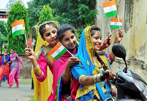 ತ್ರಿವರ್ಣಧ್ವಜದೊಂದಿಗೆ ಸಂಭ್ರಮಿಸಿದ ಭಾರತೀಯರು