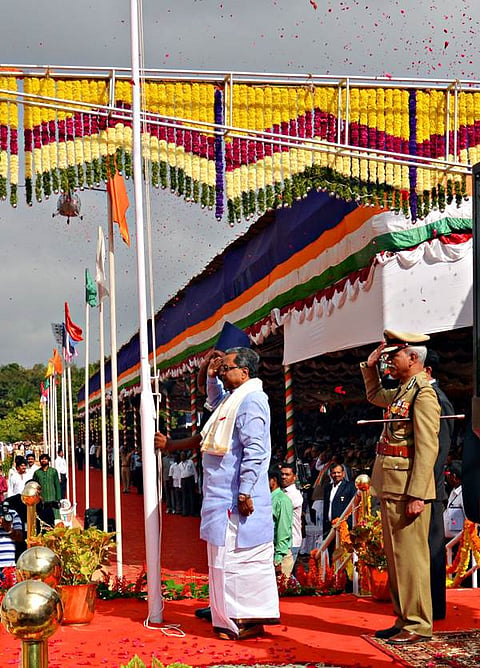 69ನೇ ಸ್ವಾತಂತ್ರ್ಯೋತ್ಸವದ ಸಂಭ್ರಮ. ಬೆಂಗಳೂರಿನ ಮಾಣಿಕ್​ ಶಾ ಮೈದಾನದಲ್ಲಿ ಸಿಎಂ ಸಿದ್ದರಾಮಯ್ಯ ಧ್ವಜಾರೋಹಣ ನೆರವೇರಿಸಿದರು. ರೆಡ್​ ರಕ್ಷಣಾ ಪಡೆ, ಪೊಲೀಸ್​ ತುಕಡಿಗಳು, ಹೋಮ್​ ಗಾರ್ಡ್​, ಎನ್ ಸಿಸಿ ಹಾಗೂ ವಿವಿಧ ಶಾಲಾ ಕಾಲೇಜು ವಿದ್ಯಾರ್ಥಿಗಳಿಂದ ಗೌರವ ವಂದನೆ ಸ್ವೀಕರಿಸಿದರು. 