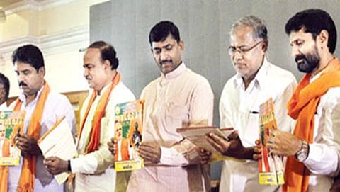 ಬಿಜೆಪಿ ಪ್ರಣಾಳಿಕೆ ಬಿಡುಗಡೆ ಸಮಾರಂಭದಲ್ಲಿ ಕೇಂದ್ರ ಸಚಿವ ಅನಂತಕುಮಾರ್, ಬಿಜೆಪಿ ರಾಜ್ಯ ಉಸ್ತುವಾರಿ ಮುರಳೀಧರ್ ರಾವ್, ಆರ್. ಅಶೋಕ್, ಸುರೇಶ್ ಕುಮಾರ್, ಸಿ.ಟಿ. ರವಿ ಮತ್ತಿತರರು ಇದ್