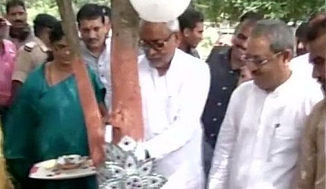 ಮರಕ್ಕೆ ರಾಖಿ ಕಟ್ಟಿದ ಬಿಹಾರ ಮುಖ್ಯಮಂತ್ರಿ ನಿತೀಶ್ ಕುಮಾರ್