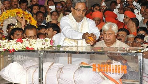 ಡಾ.ಎಂಎಂ ಕಲಬುರ್ಗಿ ಅವರ ಪಾರ್ಥೀವ ಶರೀರಕ್ಕೆ ಅಂತಿಮ ನಮನ ಸಲ್ಲಿಸುತ್ತಿರುವ ಸಿಎಂ ಸಿದ್ದರಾಮಯ್ಯ