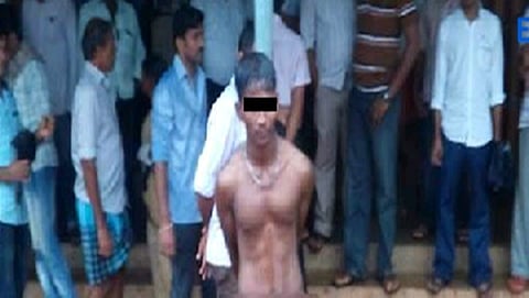 ಕಾಮುಕ ಕಳ್ಳ ಸತೀಶ್ ನನ್ನು ಕಂಬಕ್ಕೆ ಕಟ್ಟಿಹಾಕಿರುವ ಚಿತ್ರ