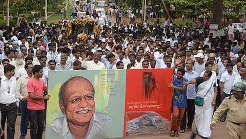 ಎಂ.ಎಂ.ಕಲಬುರ್ಗಿ ಹತ್ಯೆ ಖಂಡಿಸಿ ನಿನ್ನೆ ಧಾರವಾಡದಲ್ಲಿ ಪ್ರತಿಭಟನೆ ನಡೆಸಲಾಯಿತು.