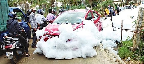 ಇದು ಹಿಮಪಾತವಲ್ಲ, ಬೆಳ್ಳಂದೂರು ಕೆರೆಯ ನೊರೆಪಾತ!... ಬೆಂಗಳೂರಿನ ಪ್ರಮುಖ ಕೆರೆಗಳಲ್ಲೊಂದಾದ ಅಮಾನಿ ಬೆಳ್ಳಂದೂರು ಕರೆಯಲ್ಲಿ ಮತ್ತೆ ನೊರೆ ಕಾಣಿಸಿಕೊಂಡಿದೆ. ನಗರದ ಹಲವು ಕಾರ್ಖಾನೆಗಳ ಅನಿವಯುಕ್ತ ತ್ಯಾಜ್ಯ ಇದಕ್ಕೆ ಕಾರಣ ಎಂದು ತಿಳಿದಿದ್ದರೂ ಇದುವರೆಗೆ ಯಾವುದೇ ಕ್ರಮ ಕೈಗೊಳ್ಳದಿರುವುದು ಮತ್ತೆ ಸಮಸ್ಯೆ ಉ