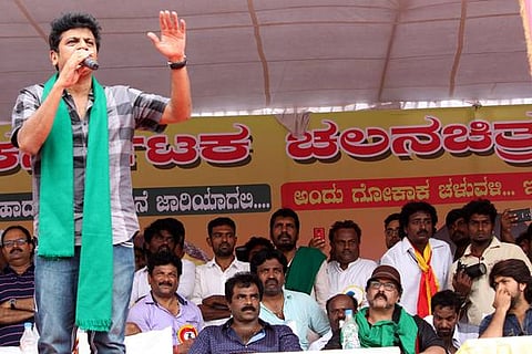 ಮಹದಾಯಿ ಹಾಗೂ ಕಳಸಾ-ಬಂಡೂರಿ ಯೋಜನೆ ಅನುಷ್ಠಾನಕ್ಕೆ ಒತ್ತಾಯಿಸಿ ಸ್ಯಾಂಡಲ್‌ವುಡ್ ನ ನಟ-ನಟಿಯರು ಗಂಡುಮೆಟ್ಟಿದ ನಾಡು ಹುಬ್ಬಳ್ಳಿಯಲ್ಲಿ ಬೃಹತ್ ಪ್ರತಿಭಟನೆ ನಡೆಸಿದರು. ಬಹಿರಂಗ ಸಭೆಯನ್ನು ಉದ್ದೇಶಿಸಿ ಮಾತನಾಡುತ್ತಿರುವ ನಟ ಶಿವರಾಜ್ ಕುಮಾರ್. ಹೆಚ್ಚಿನ ಚಿತ್ರಗಳು ಮುಂದಿವೆ.